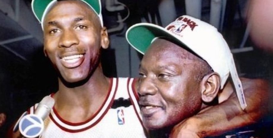 Джеймс Джордан (справа) с сыном/Фото с сайта alchetron.com