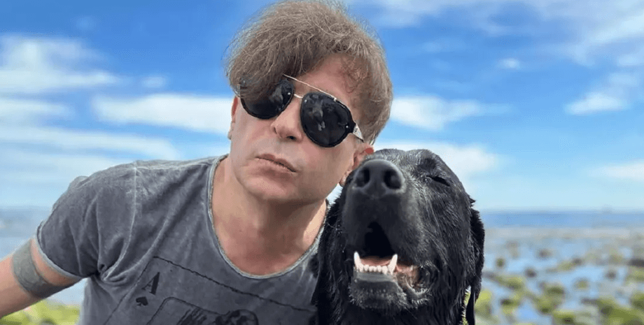 Лидер российской группы Би-2 Егор Бортник, Лева