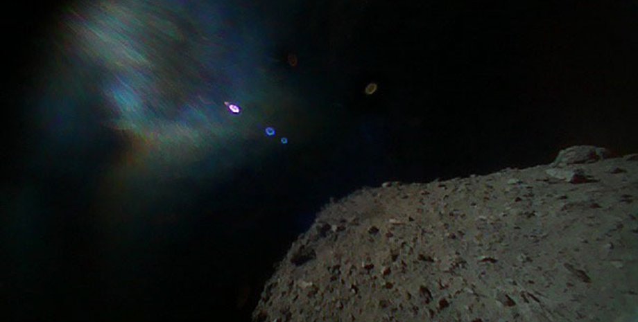 Изображение, снятое роботом Rover-1B после посадки на астероид Рюгу. Дата съемки: 21 сентября, около 13:07 по японскому времени. JAXA