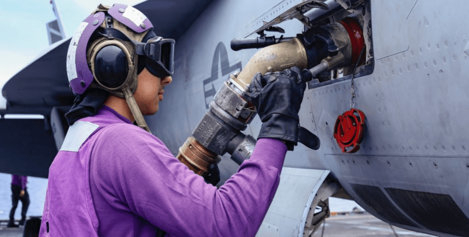 заправка самолета