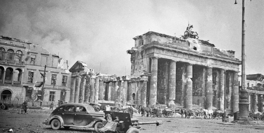 Вид на Бранденбургские ворота в Берлине. Май 1945 года