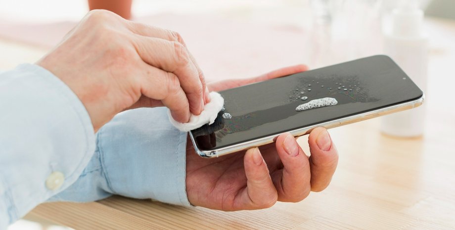 Протирание телефона