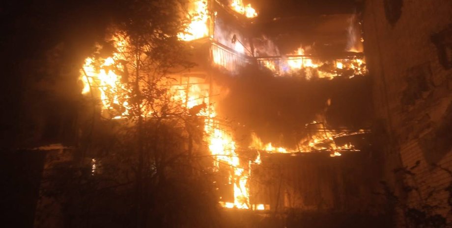 пожежа, горить багатоповерхівка, пожежа в багатоповерхівці, обстріл Херсона, наслідки обстрілу, удар по багатоповерхівці