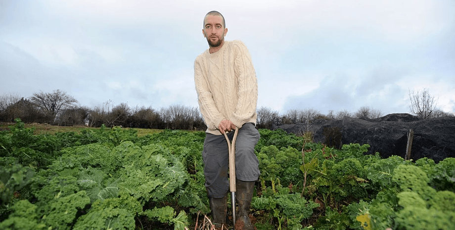Мужчина живет без денег, жизнь вдали от общества, жизнь за городом, продал дом, раздал имущество, добывает еду, деньги зло