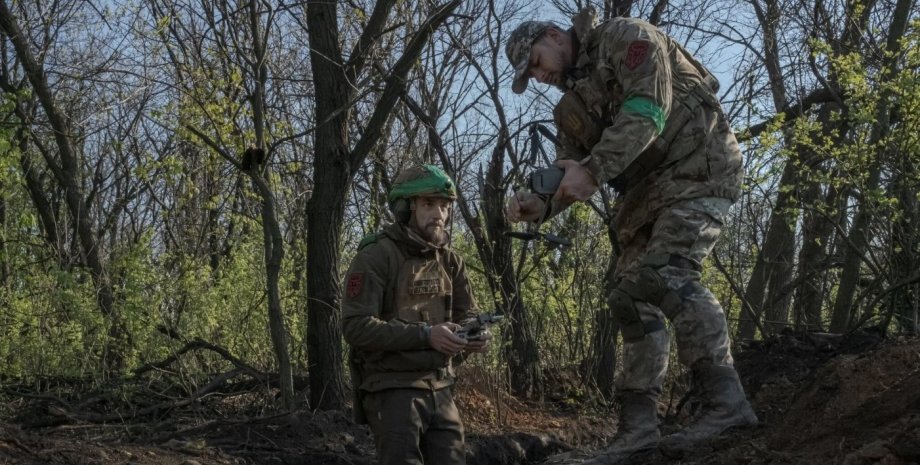 Im Dienst mit russischen und ukrainischen Truppen gibt es serielle Munition, abe...