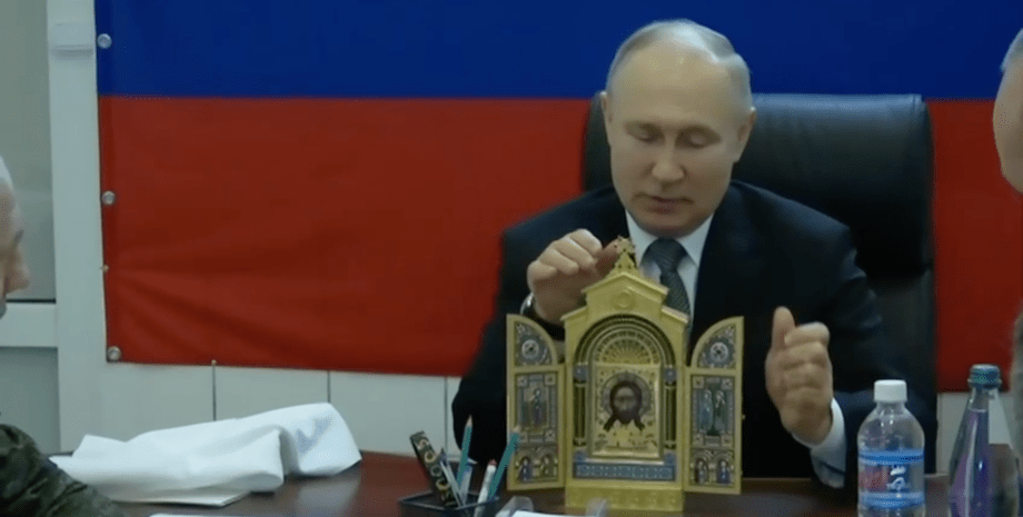 Путин считает, что президентом его сделал Бог Путин с иконой