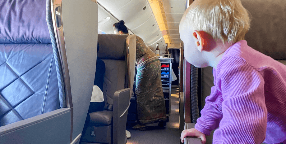 Самолет, посадка, ребенок в самолете, ребенку дали вино, вино вместо воды, кислый вкус, перепутали воду с вином, бизнес-класс, произошла ошибка