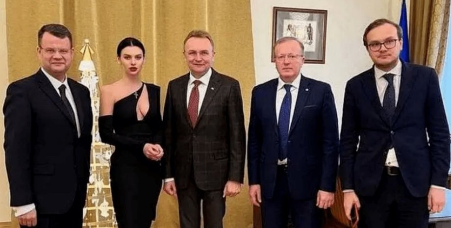 Кристина Тишкун, скандал, откровенный наряд помощницы, помощница замминистра образования