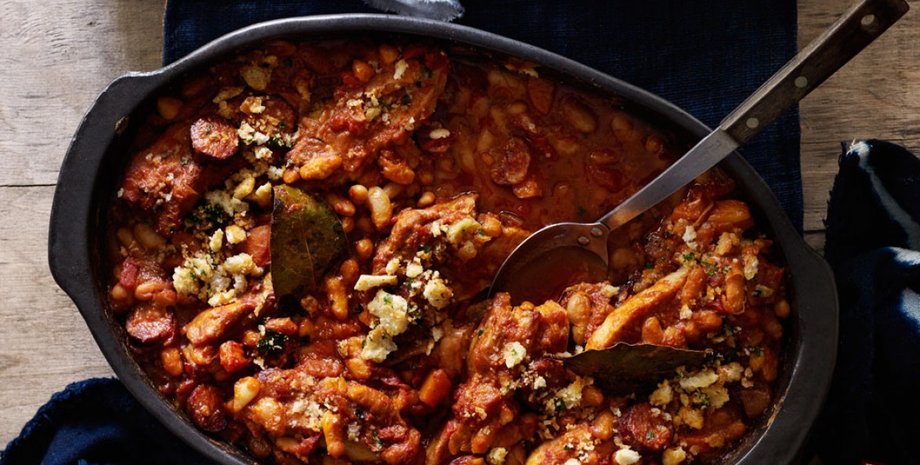 Жаркое со свининой и фасолью, блюда из фасоли, жаркое из свинины, простой рецепт