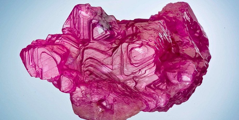 Корундовый камень / Фото: jewellerymag.ru