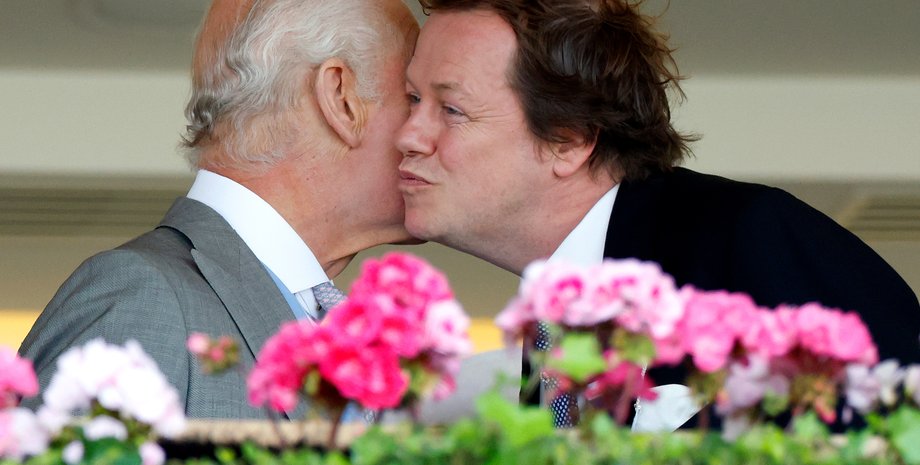 король Чарльз ІІІ, Том Паркер Боулз