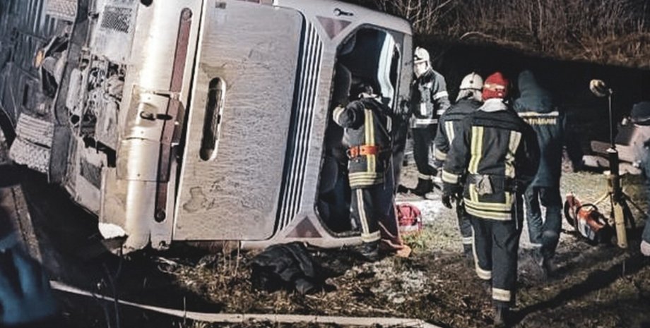 під Тернополем перекинувся автобус, у дтп під тернополем загинули 3 особи