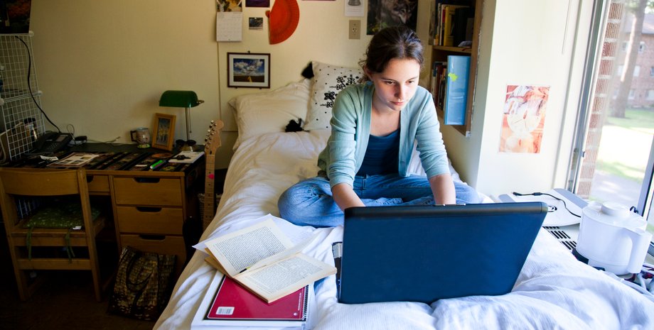 Студентка в общежитии Общежитие