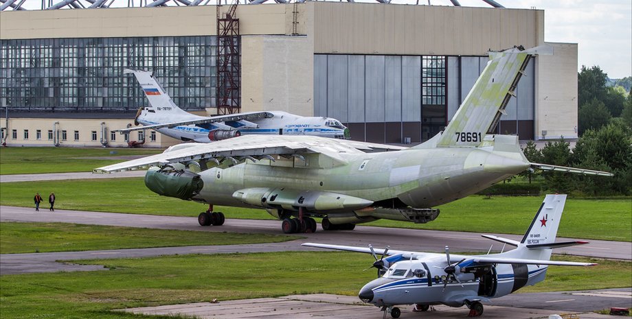 У Новгородській області дрони атакували авіаремонтний завод: під ударом два А-50 (відео)