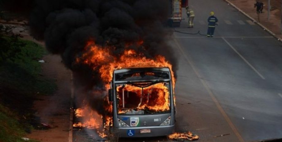 Сожженный автобус в столице Бразилии / Фото: AFP