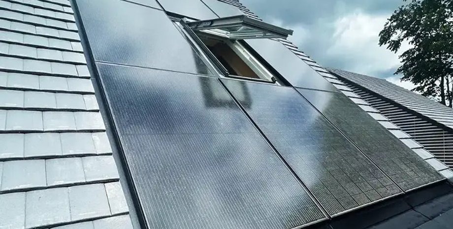 Сонячні панелі Viridian Solar на даху з мансардним вікном