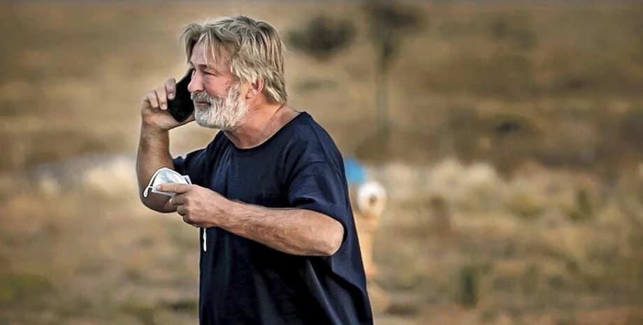 Алек Болдуин, телефон, маска, фото