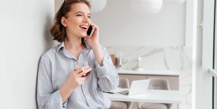 Девушка разговаривает по телефону