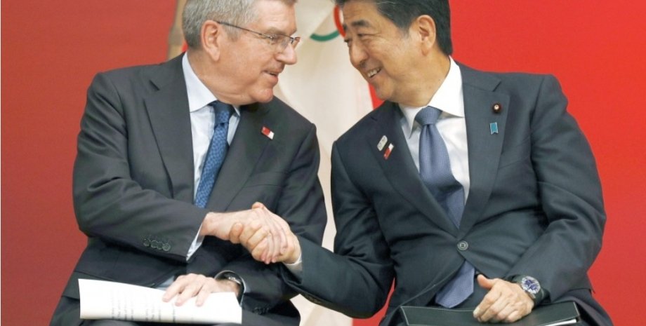 Глава МОК Томас Бах (слева) и премьер-министр Японии Синдзо Абэ. Фото: Kyodo