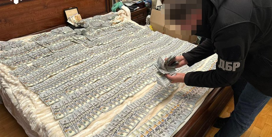 обшук гроші