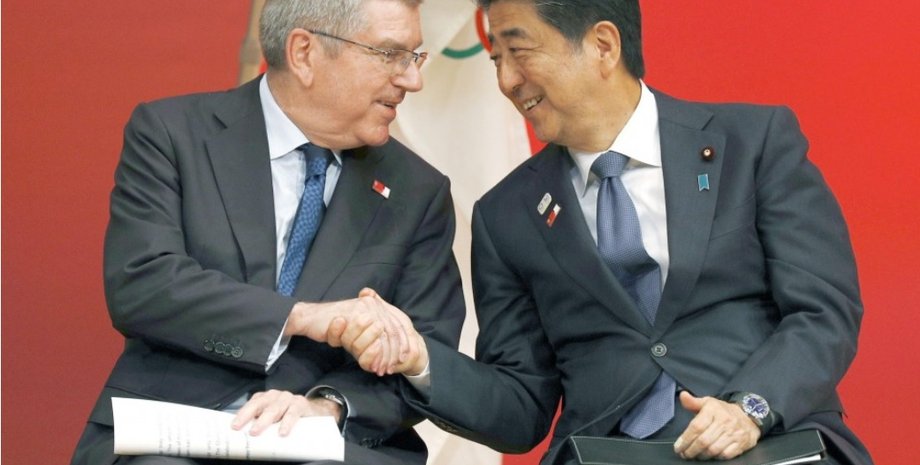 Глава МОК Томас Бах (слева) и премьер-министр Японии Синдзо Абэ. Фото: Kyodo