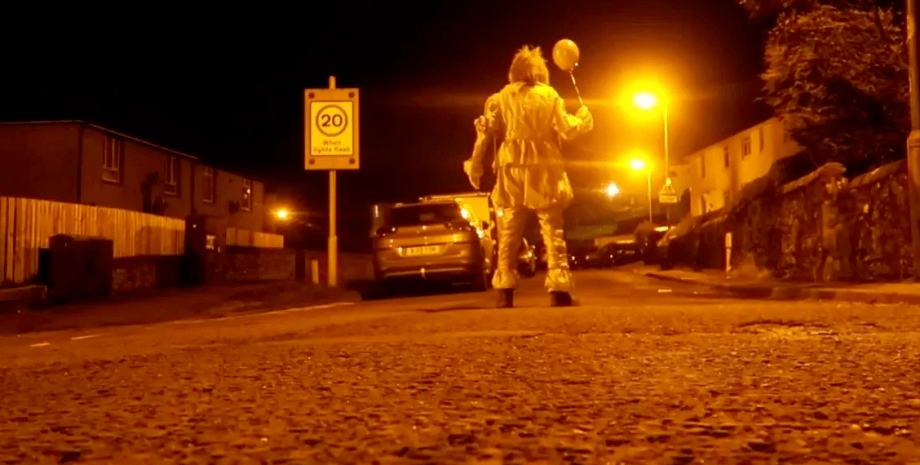 Жуткий клоун, ОНО Стивена Кинга, человек в костюме клоуна, наводит ужас на поселение, преследует людей на улице, бросил вызов полиции