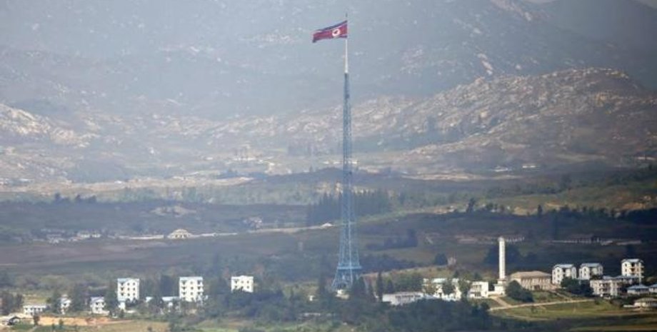 Флаг КНДР в деревне, находящейся в демилитаризованной зоне / Фото: Reuters