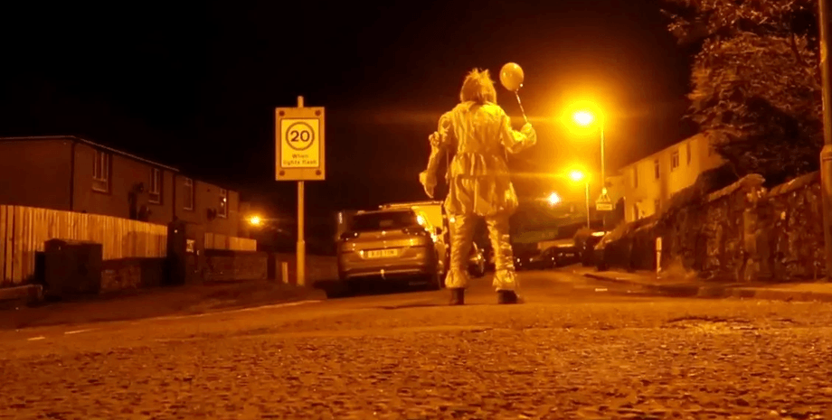 Жуткий клоун, ОНО Стивена Кинга, человек в костюме клоуна, наводит ужас на поселение, преследует людей на улице, бросил вызов полиции