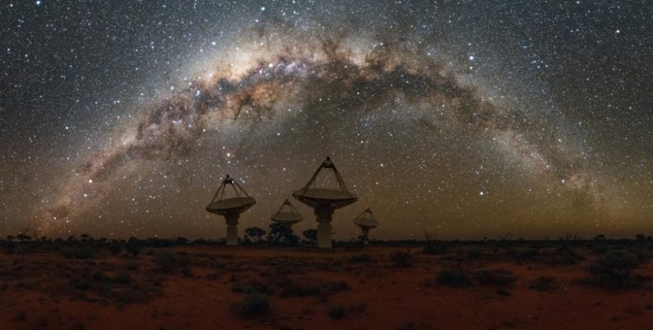 Телескоп CSIRO. Иллюстрация:  Alex Cherney