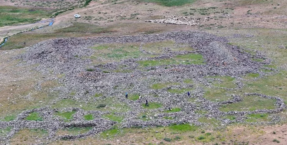 археологи раскопали руины замка