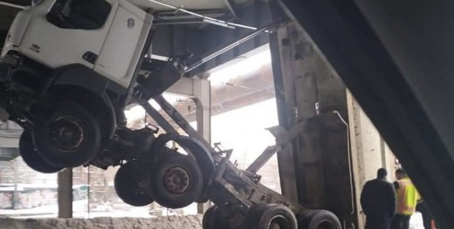 самосвал, путепровод, авария