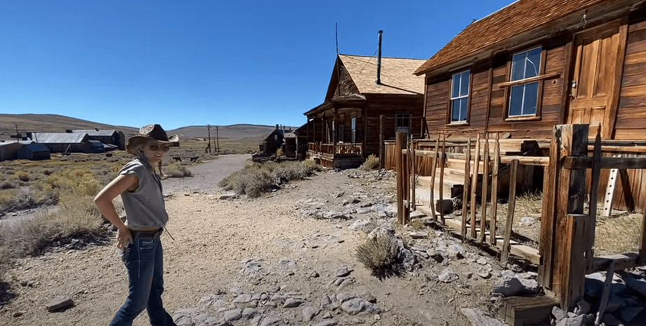 Город-призрак, заброшенный город, шахтерский город, город в горах, руины, разрушенные дома, любимое место туристов, дом в горах