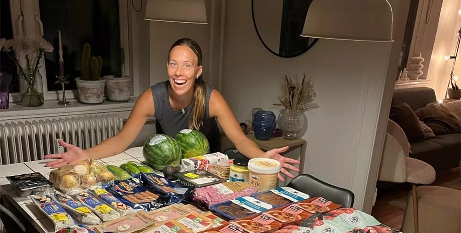 Софи с продуктами из мусорных баков