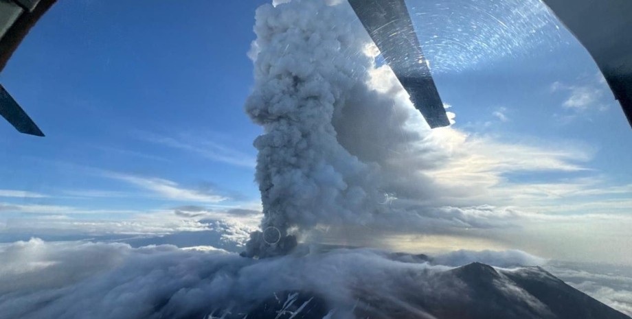 Вулкан Крашеніннікова На Камчатці сталося виверження вулкана Крашеніннікова