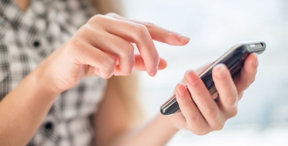 Жінка втратила свій телефон, а потім знайшла його і помітила у збережених нове відео, цікаві історії