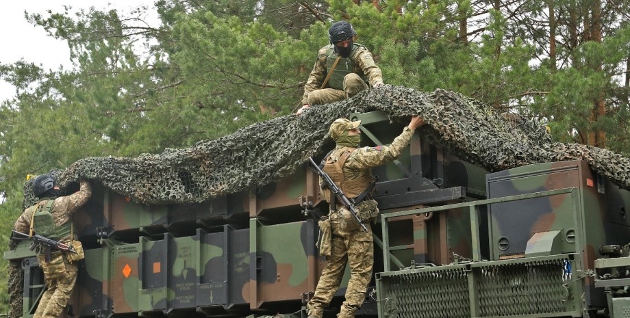 Según los periodistas, una nueva fiesta de ayuda militar llegó a Ucrania el vier...