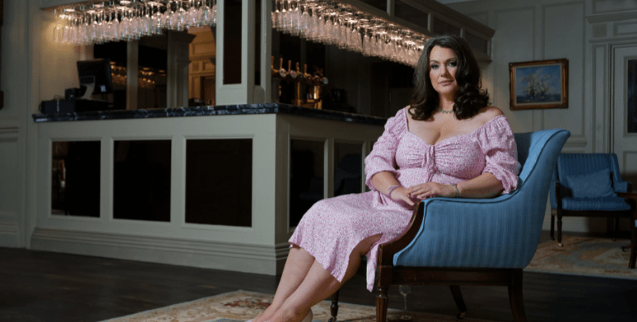 Клер Ді, жінка в кріслі