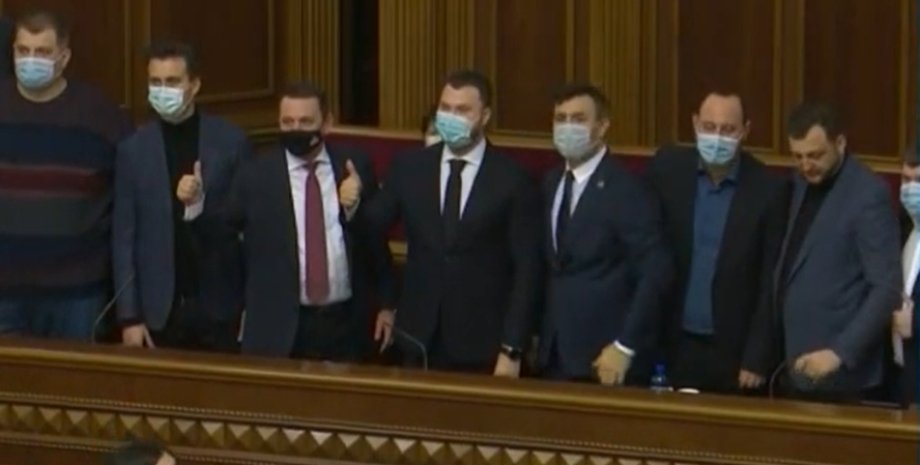 Народные депутаты и министр Криклий устроили фотосессию на заседании Рады.