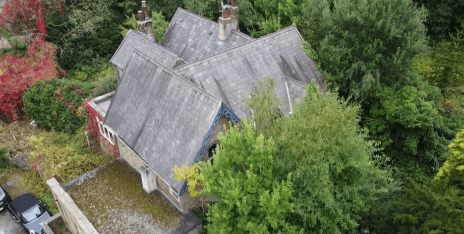 Ззовні видно звичайний будинок на 5 кімнат, але інтер'єр усередині шокує