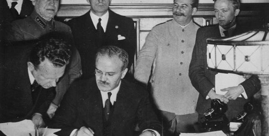 Подписание пакта Молотова-Риббентропа / Архивное фото