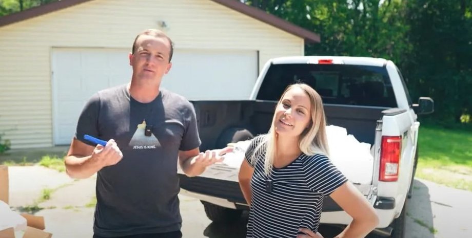 Супружеская пара ютуберов, блогеры, ютуберы, поддон Amazon, посылка, возвращенные вещи Amazon, перепродают вещи,