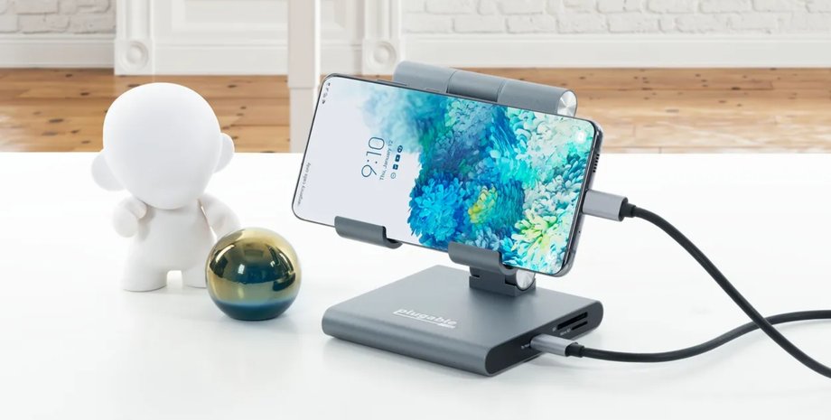 Смартфон, під'єднаний до док станції