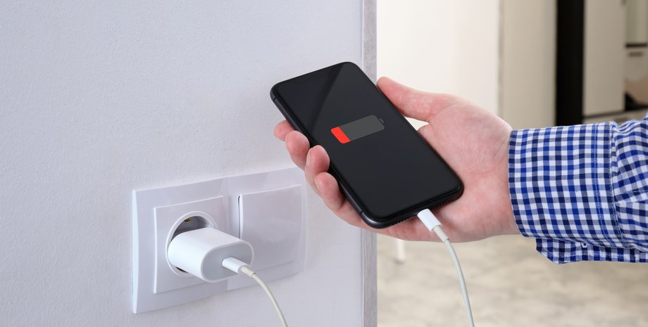 Зарядка смартфона через кабель может навредить батарее