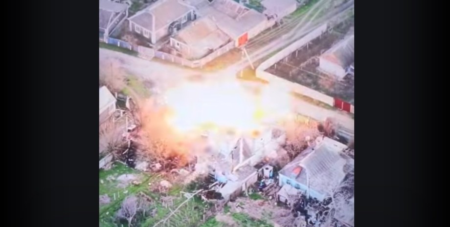 Les pilotes ukrainiens ont provoqué une bombe gérée. Les experts ont suggéré qu'...