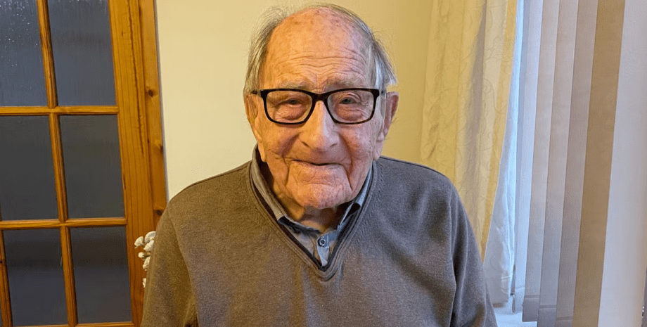 107-летний мужчина из Британии, пенсионер, пожилой мужчина, пенсионер с семьей, секрет долголетия, полезные продукты, 107 лет