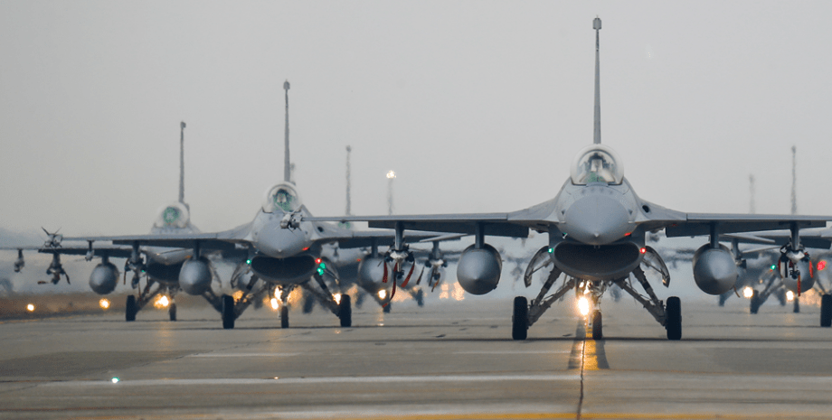 Истребители F-16, фото