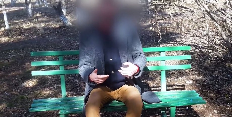 Путешественник во времени" держит фотос