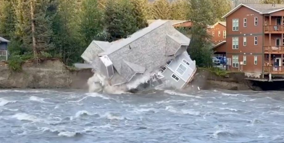 Дом упал в реку, вода, наводнение, рухнул дом, вода из озера, таяние ледников, обрушился дом, соцсети