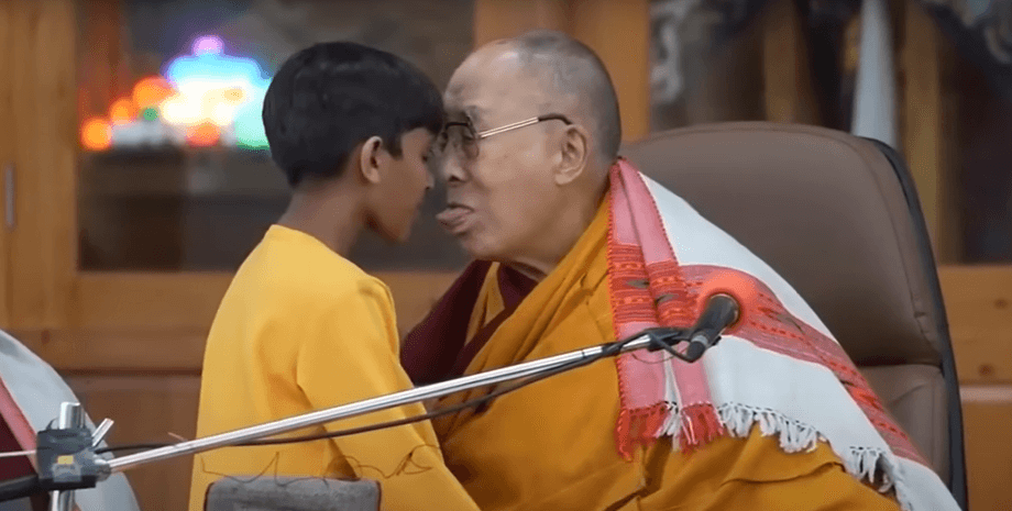 Далай-лама, хлопчик, поцілунок, язик