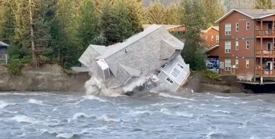 Будинок упав у річку, вода, повінь, звалився будинок, вода з озера, танення льодовиків, обвалився будинок, соцмережі